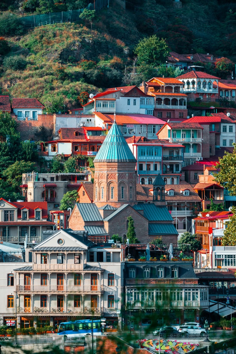 ძველი ქალაქის ფერადი სახლები ფერდობზე