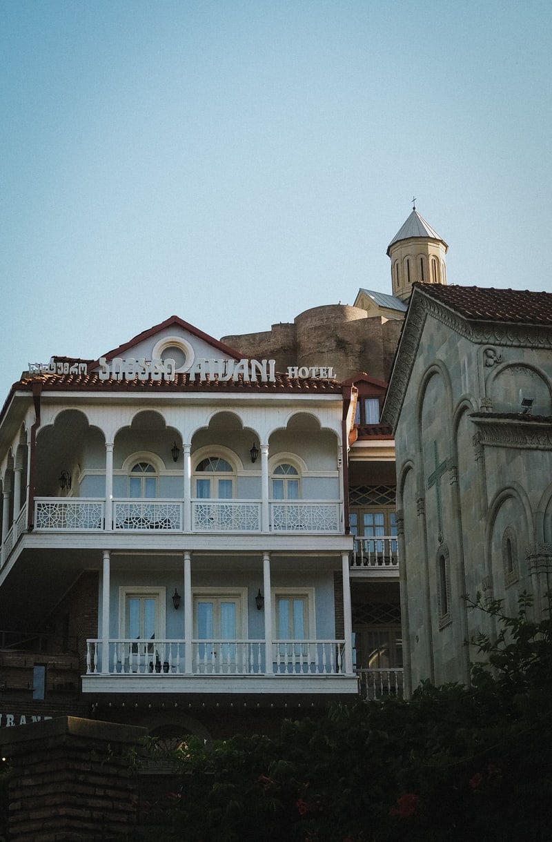 აივნები ნარიყალას ციხის ძირში